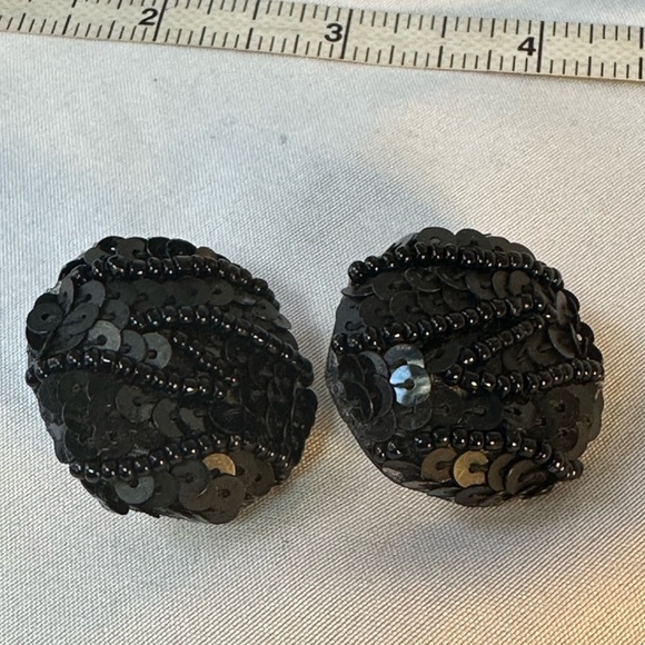 Unique vintage black sequin button style earrings - Picture 5 of 6